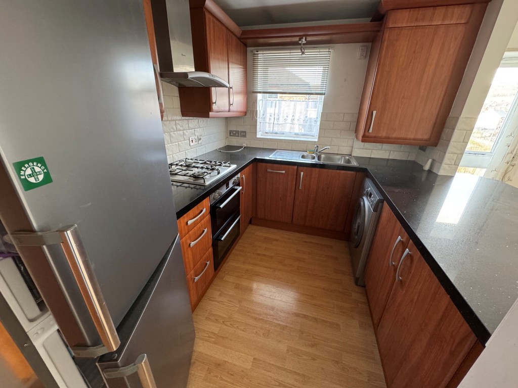 Lot: 15 - TWO-BEDROOM APARTMENT - Kitchen